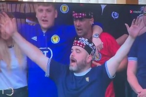 就是这么巧！看台男球迷摸女子胸部被镜头刚好拍到