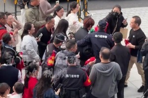 疯狂啊！实拍：粉丝“围堵”苏超南通球员李贤成的座驾